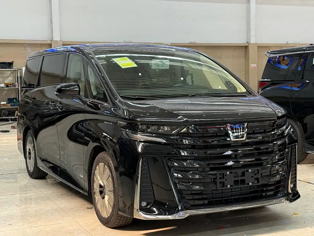 Toyota Vellfire — фото 1