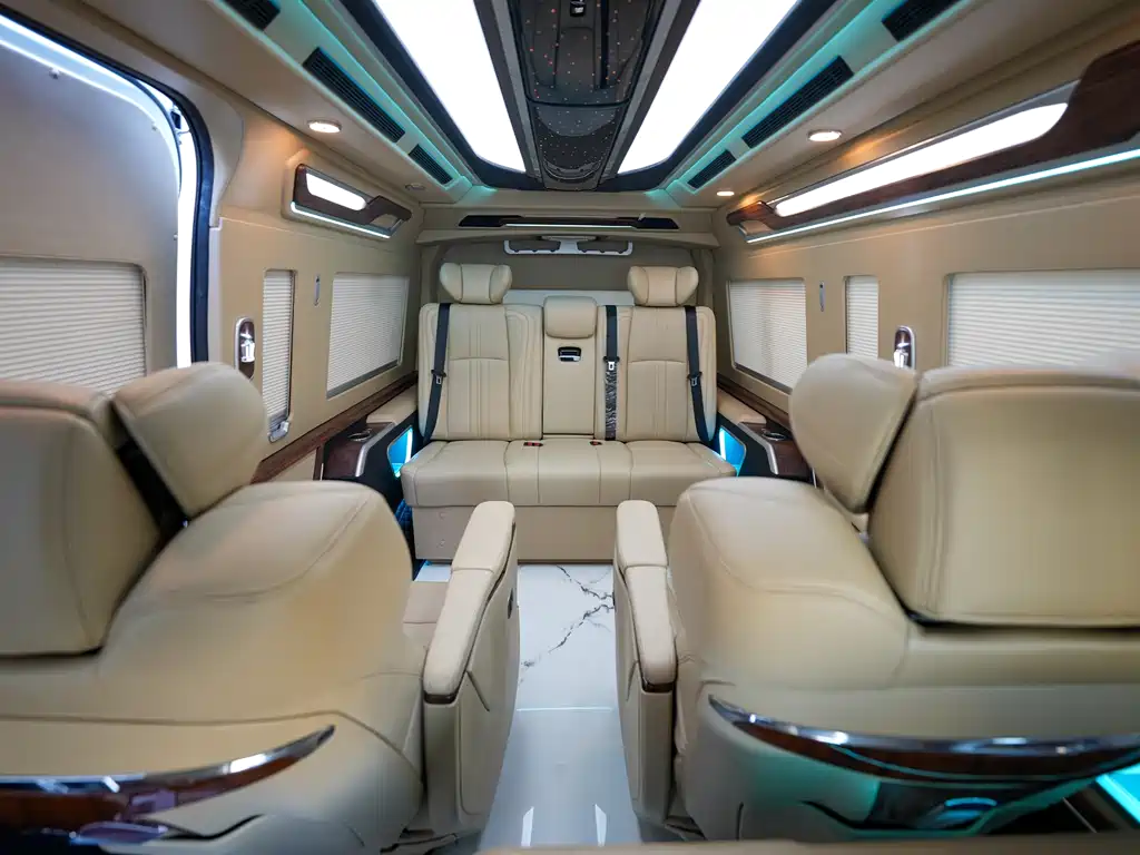 Toyota Hiace — фото 16