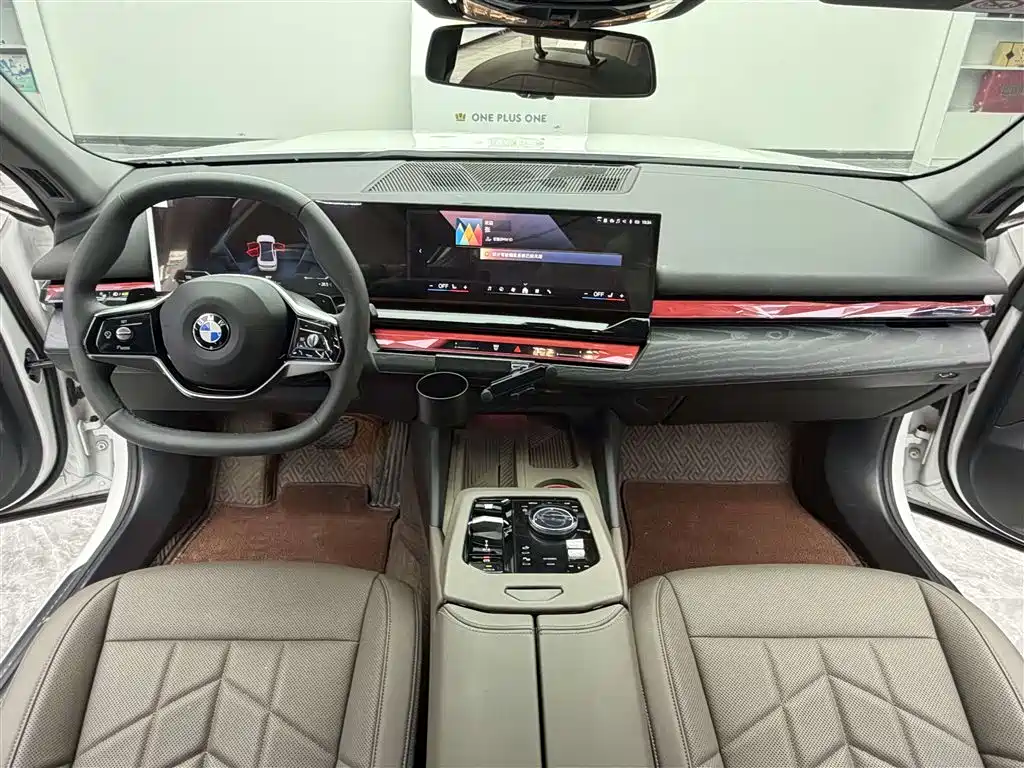 BMW 5 Series 2025 — фото 10