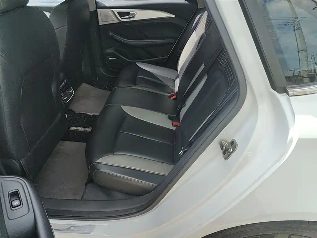 Roewe i6 MAX New Energy 2022 — фото 17