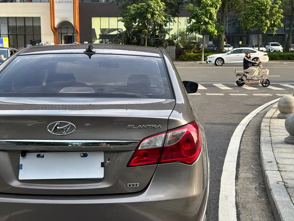Hyundai Elantra 2015 — фото 19