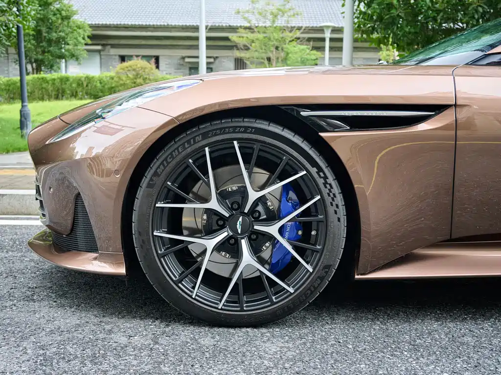 Aston Martin DB12 2025 — фото 5