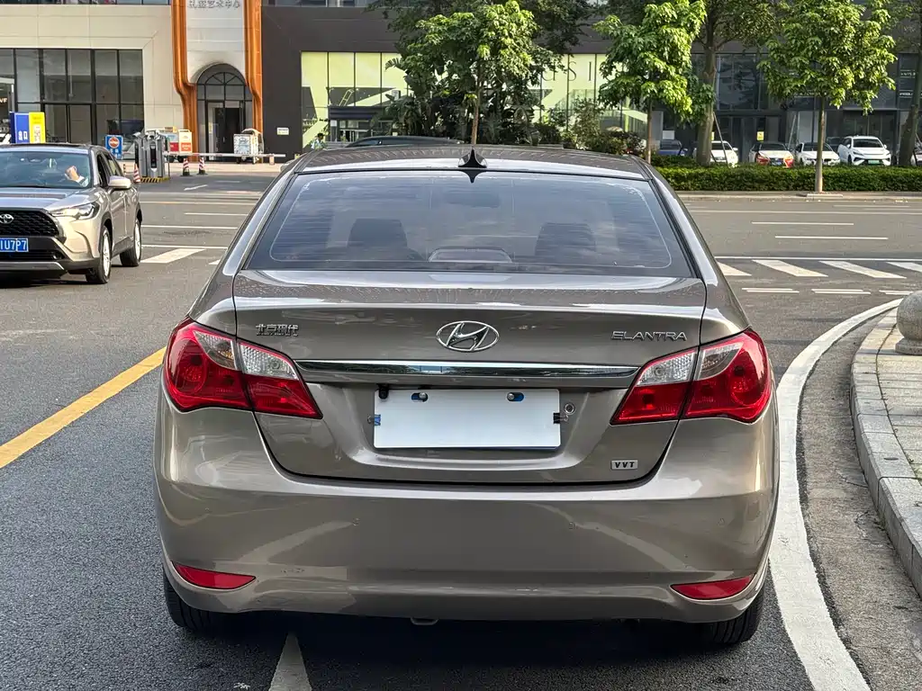 Hyundai Elantra 2015 — фото 18