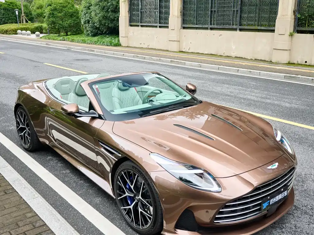 Aston Martin DB12 2025 — фото 10