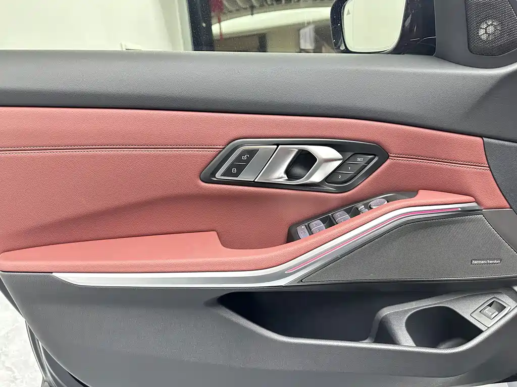 BMW 3 Series 2025 — фото 18