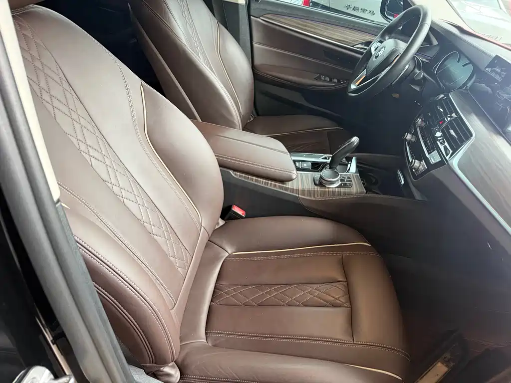 BMW 5 Series 2018 — фото 10