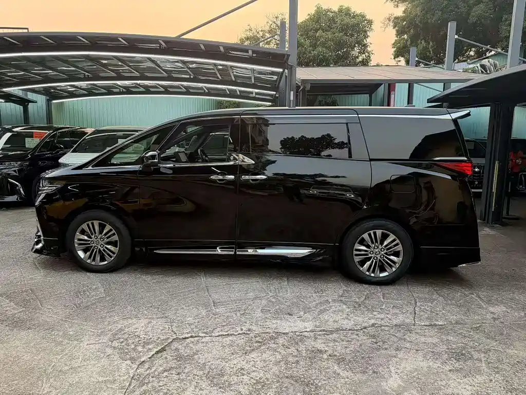 Toyota Alphard 2024 — фото 3
