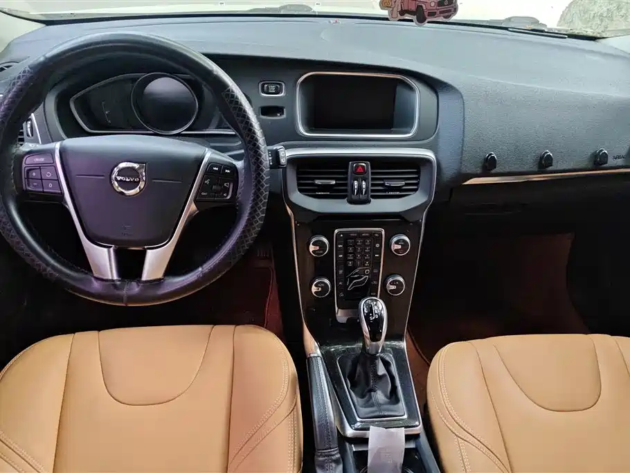 Volvo V40 2017 — фото 12