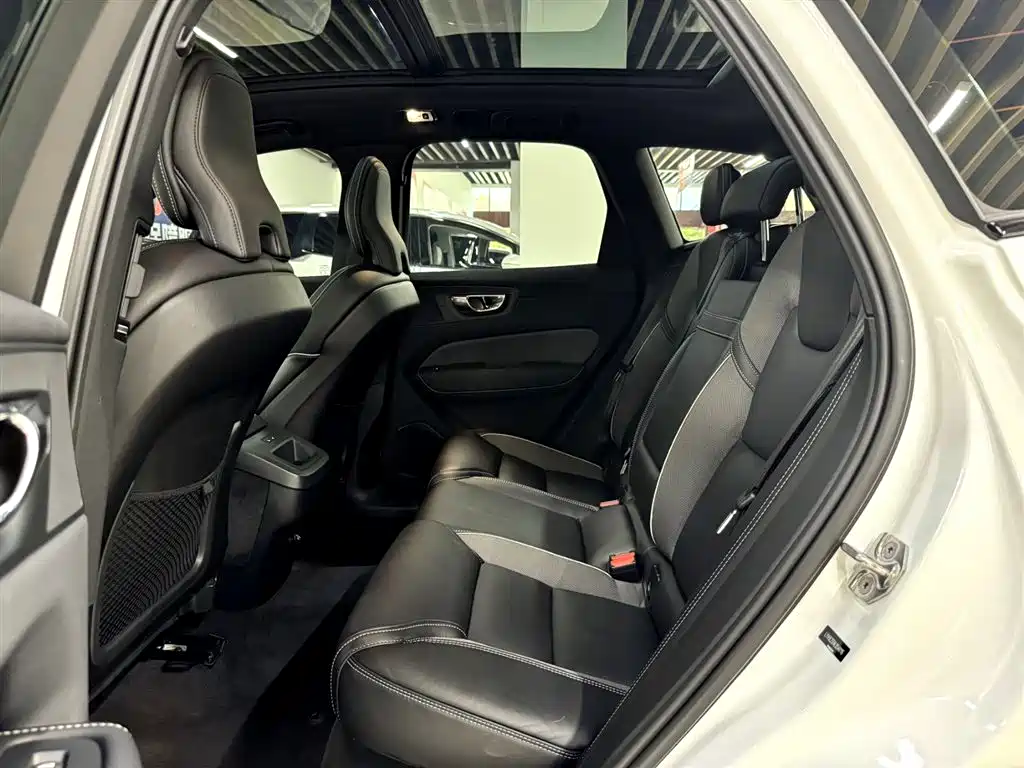Volvo XC60 2020 — фото 12