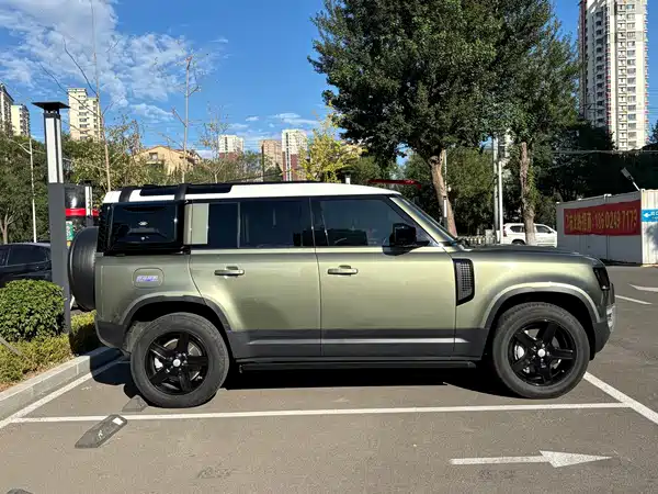 Land Rover Defender 2021