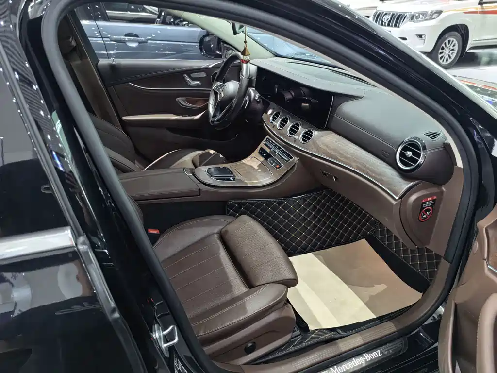 Mercedes-Benz E-Class 2023 — фото 12