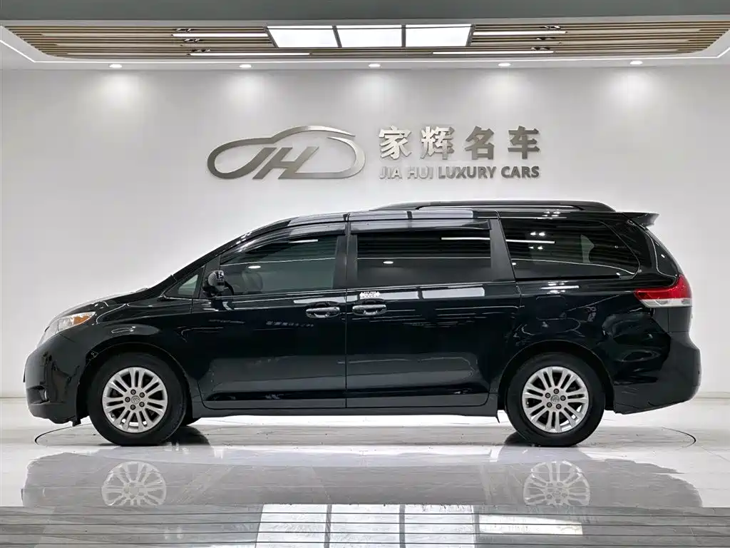 Toyota Sienna 2011 — фото 4
