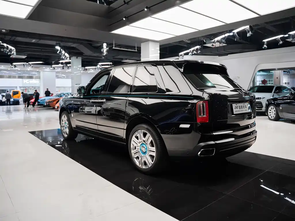 Rolls-Royce Cullinan 2022 — фото 13