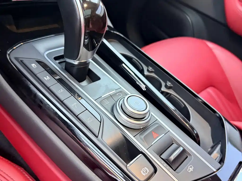 Maserati Levante 2018 — фото 10