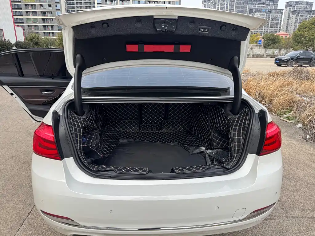 BMW 3 Series 2019 — фото 18