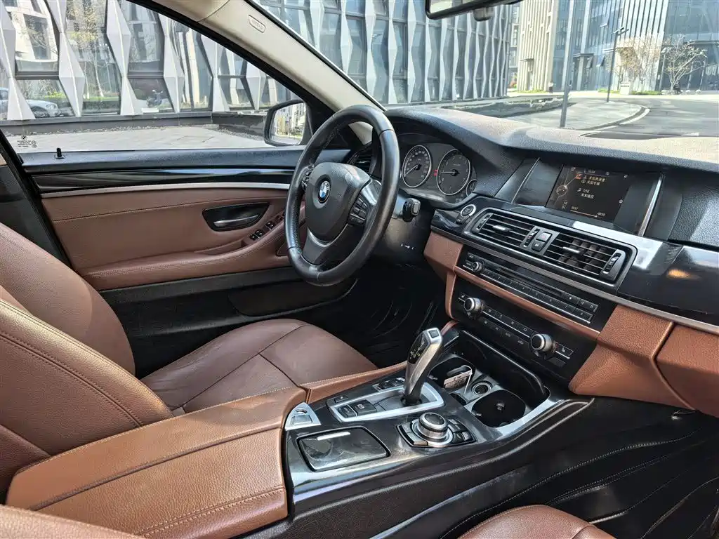 BMW 5 Series 2016 — фото 10
