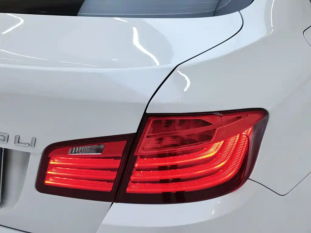BMW 5 Series 2015 — фото 10