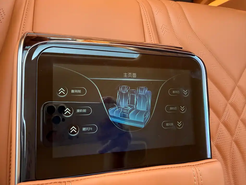 Mercedes-Benz V-Class 2023 — фото 17