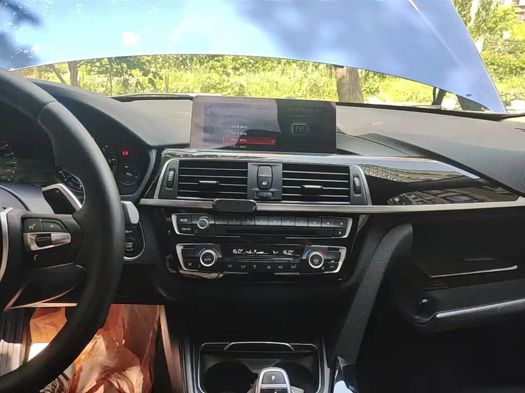 BMW 3 Series 2018 — фото 13