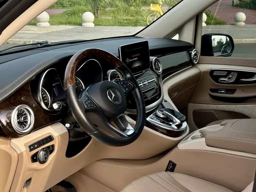 Mercedes-Benz V-Class 2020 — фото 12