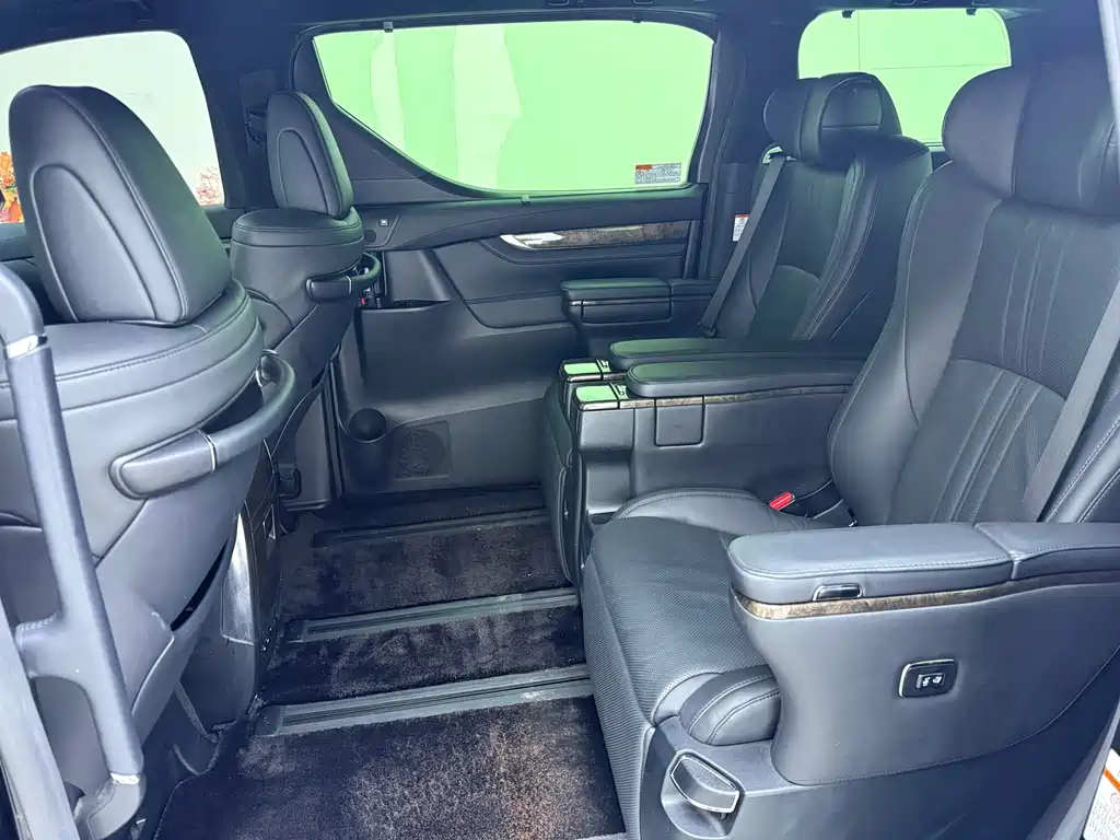 Toyota Alphard 2021 — фото 19