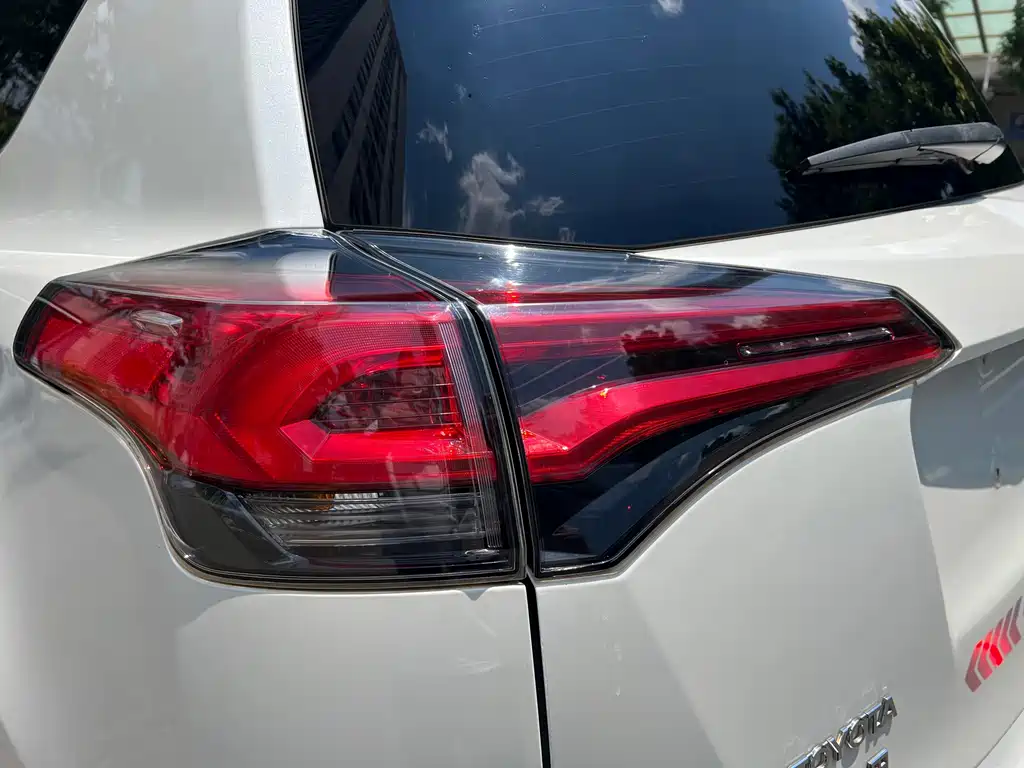 Toyota RAV4 2019 — фото 12