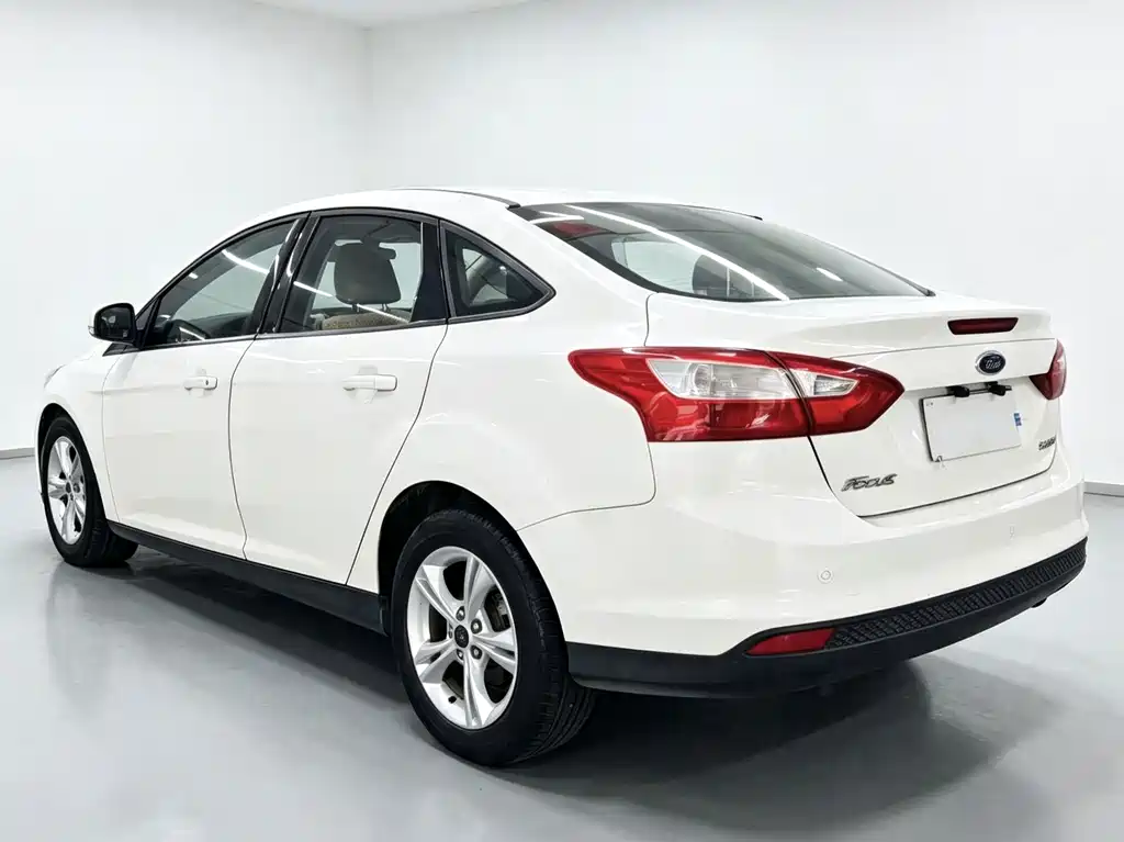 Ford Focus 2014 — фото 12