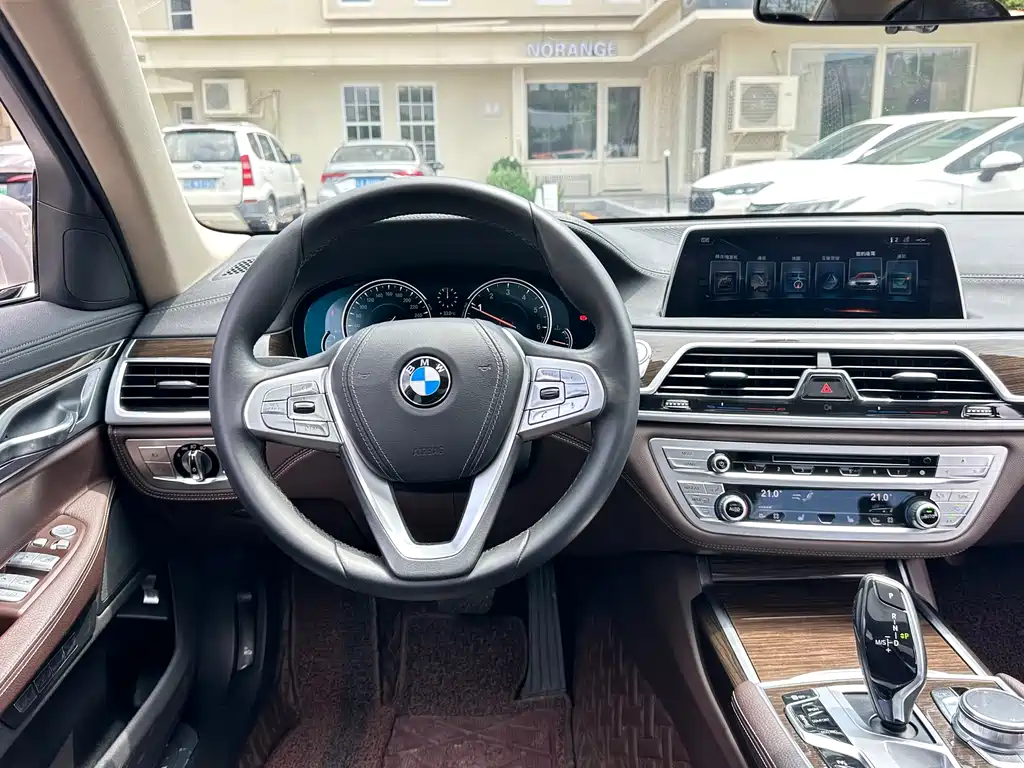 BMW 7 Series 2017 — фото 17
