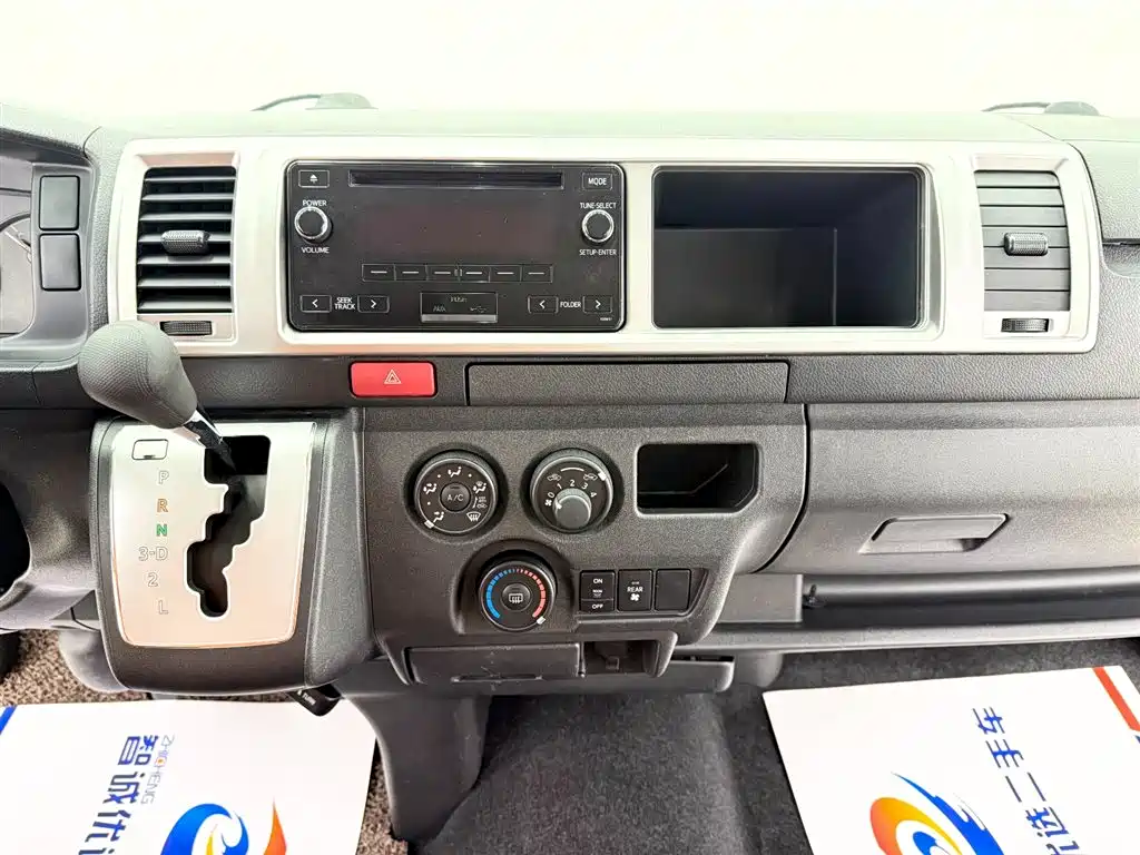 Toyota Hiace 2017 — фото 13