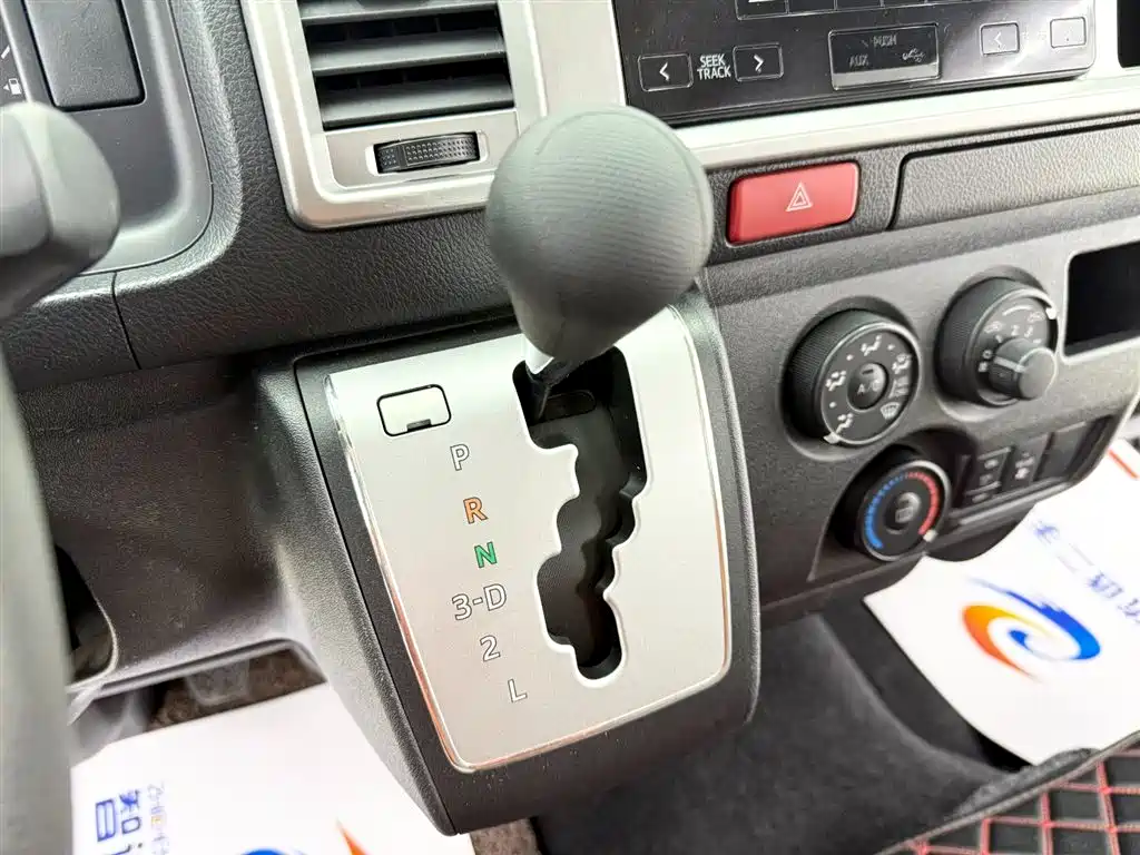 Toyota Hiace 2017 — фото 14