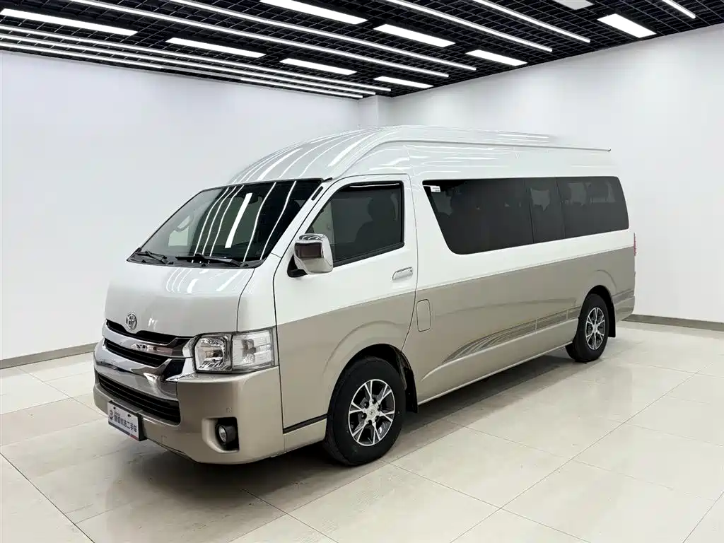 Toyota Hiace 2017 — фото 1