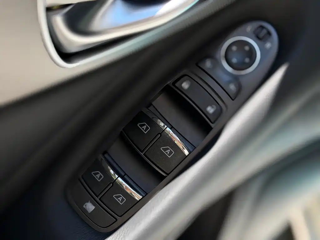 Infiniti Q50L 2015 — фото 18