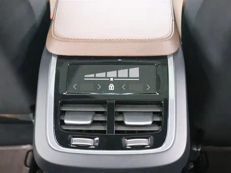 Volvo XC90 2019 — фото 18