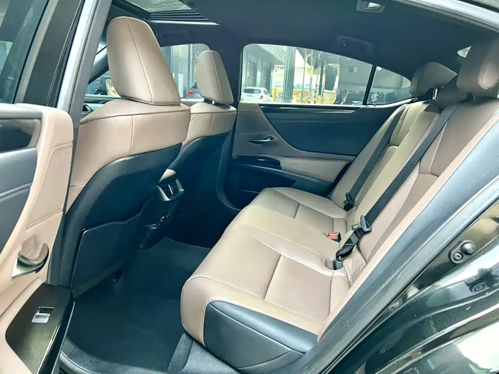Lexus ES 2024