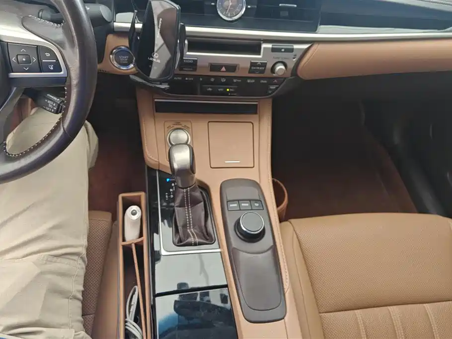 Lexus ES 2018 — фото 16