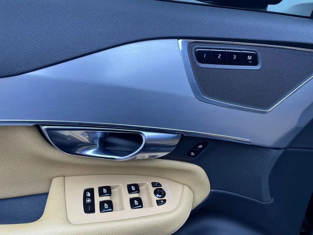 Volvo XC90 2018 — фото 16