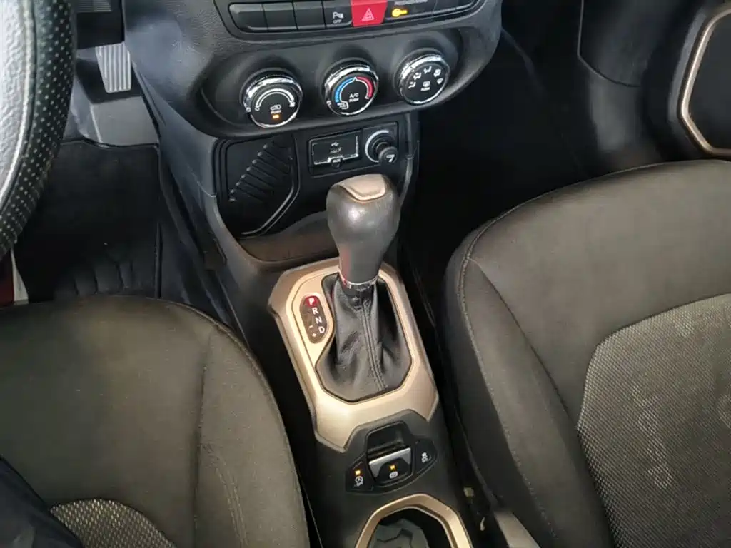 Jeep Renegade 2017 — фото 14