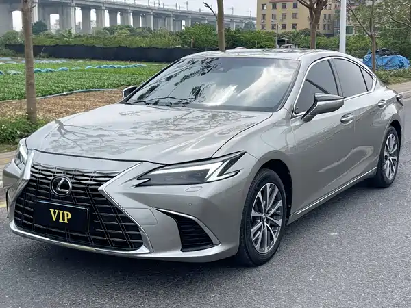 Lexus ES 2025