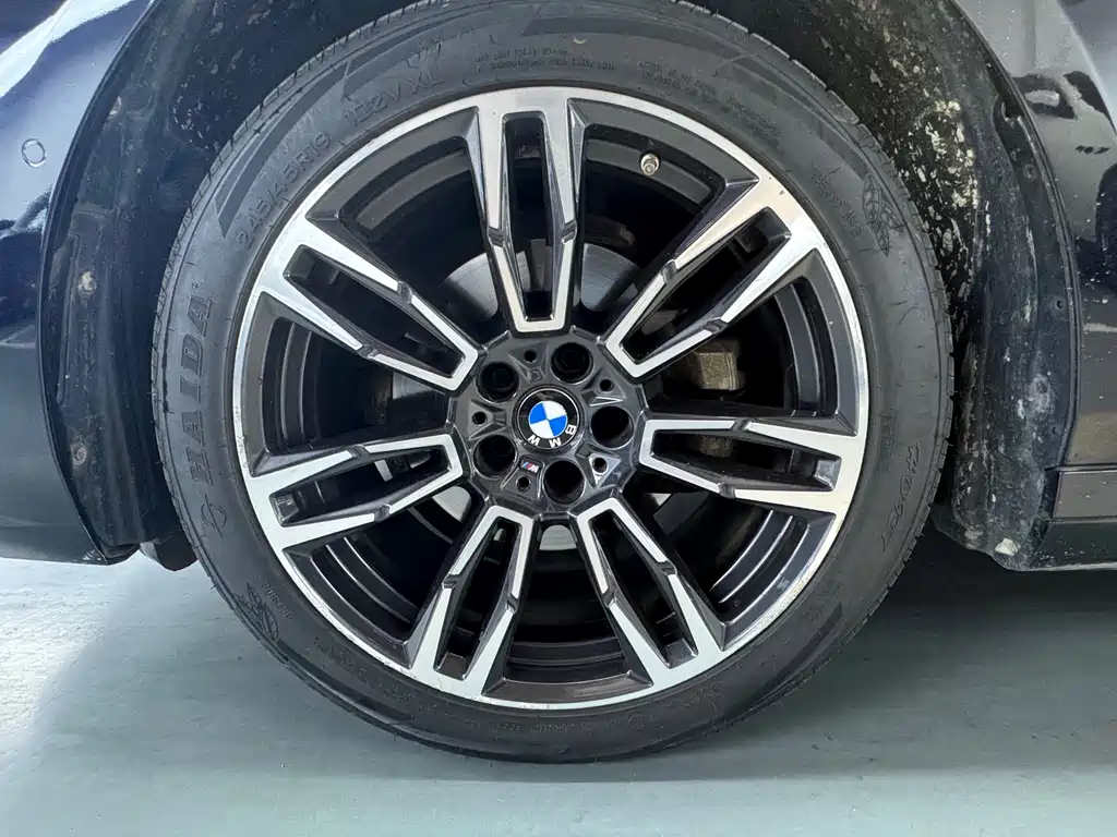 BMW 5 Series 2025 — фото 11
