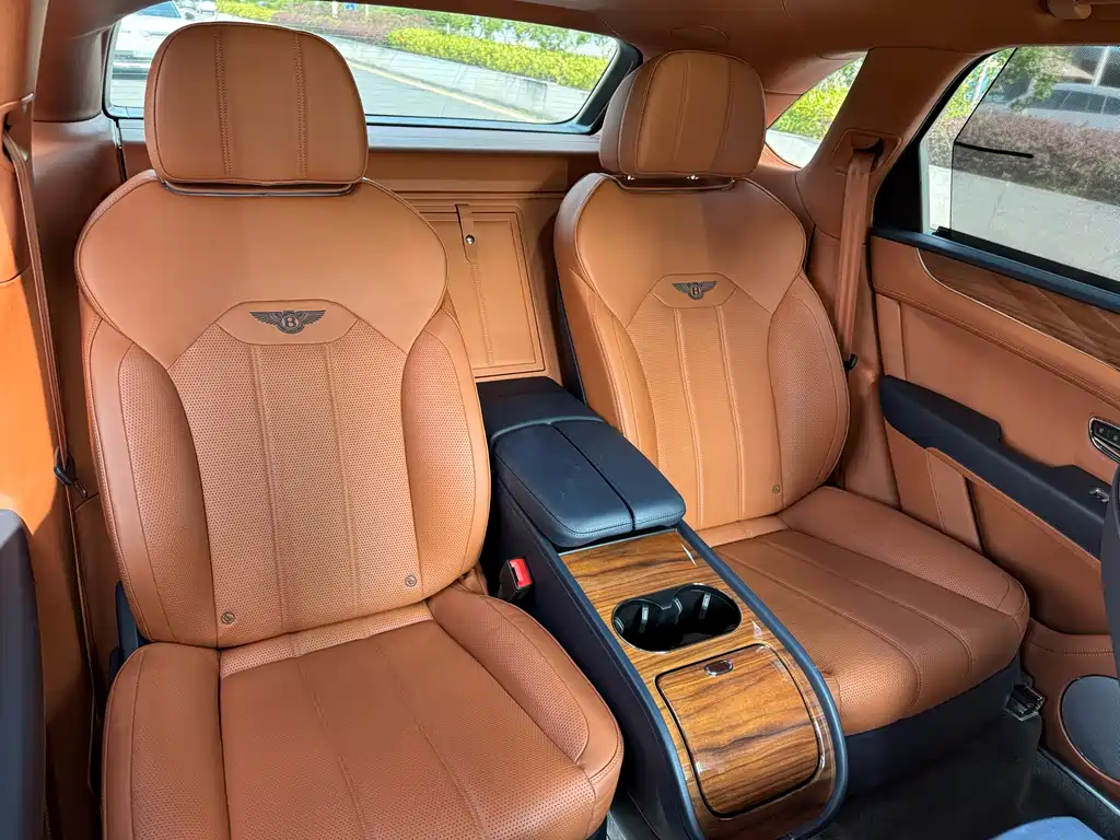Bentley Bentayga 2021 — фото 12