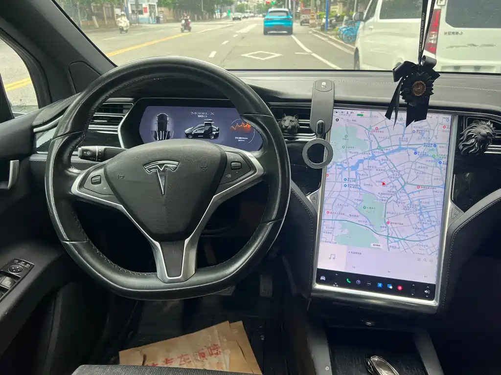 Tesla Model X 2018 — фото 25