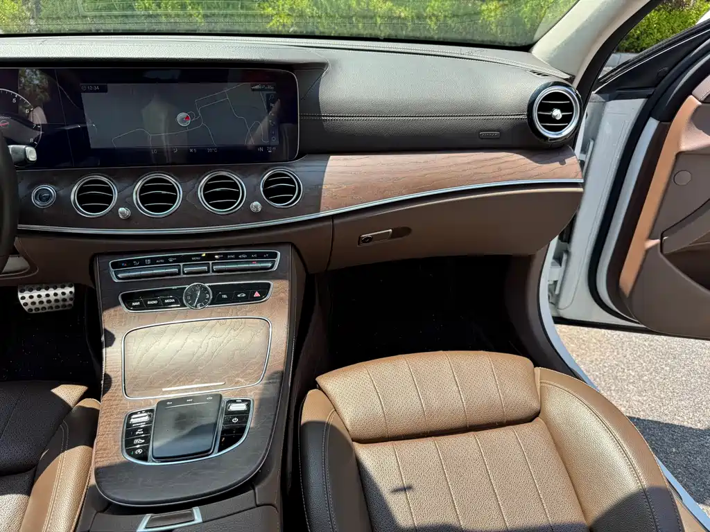 Mercedes-Benz E-Class 2019 — фото 18