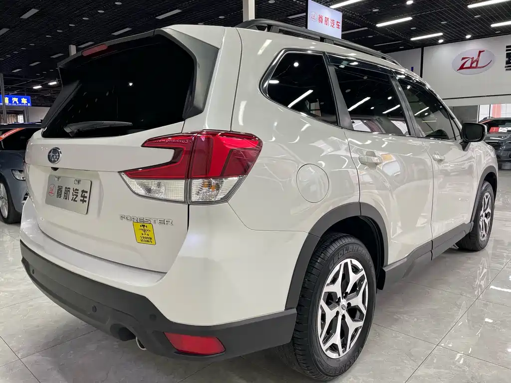 Subaru Forester 2023 — фото 8