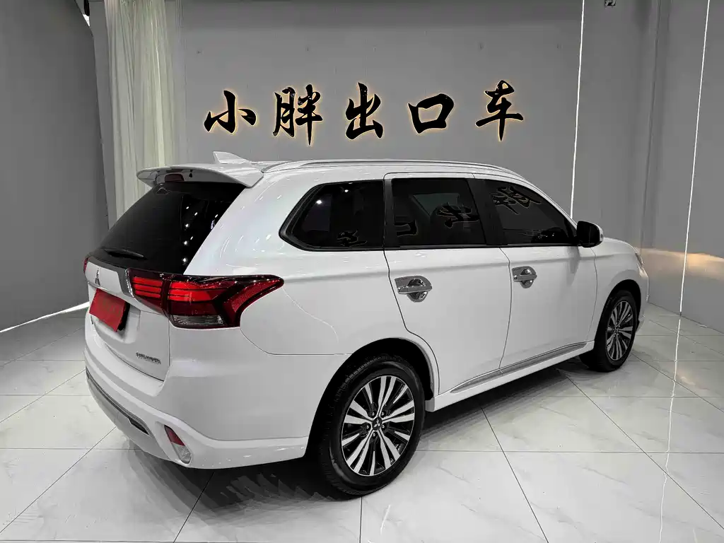Mitsubishi Outlander 2023 — фото 3