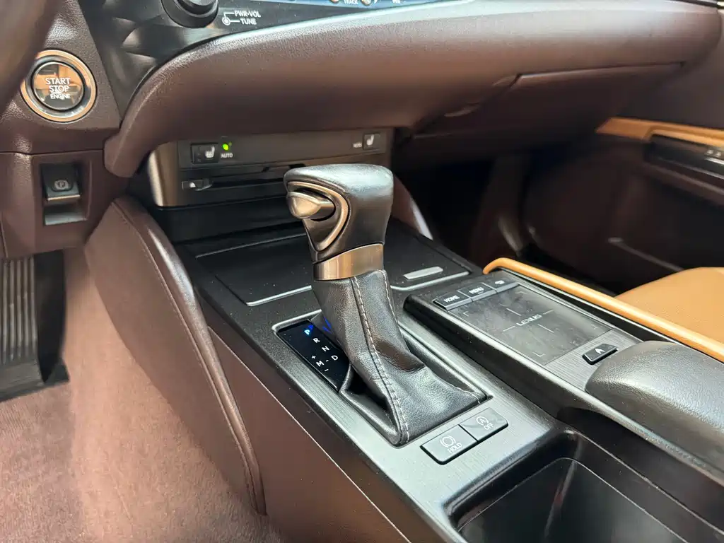 Lexus ES 2019 — фото 17