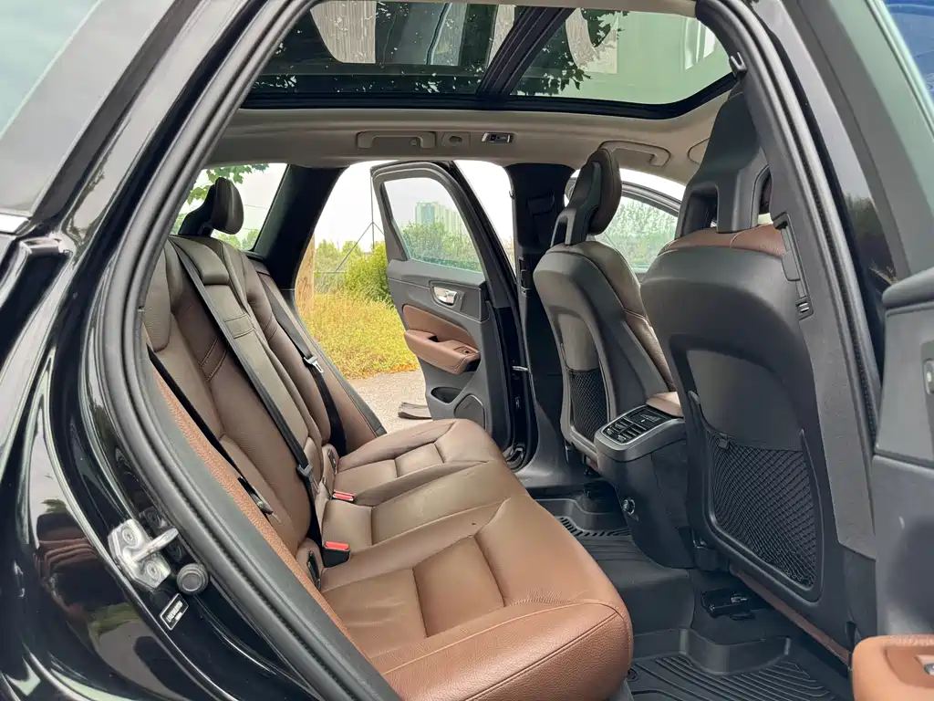 Volvo XC60 2018 — фото 19