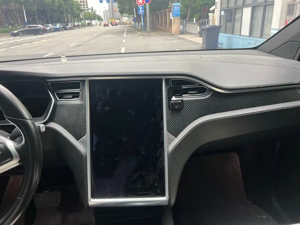 Tesla Model X 2018 — фото 23