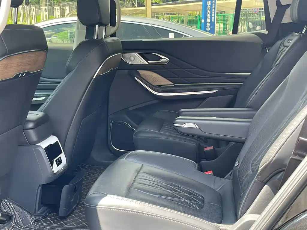 Hongqi HS7 2025