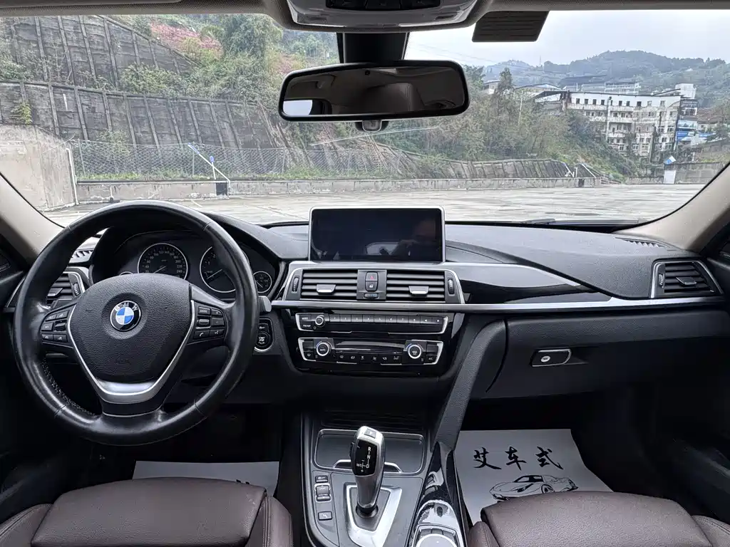 BMW 3 Series 2018 — фото 16