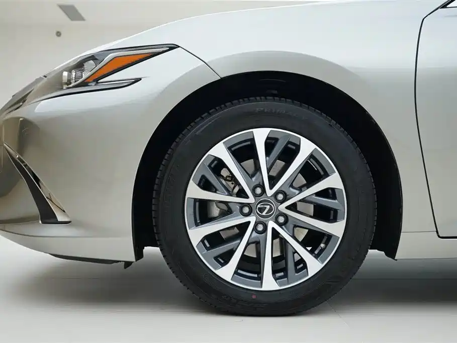 Lexus ES 2023 — фото 16
